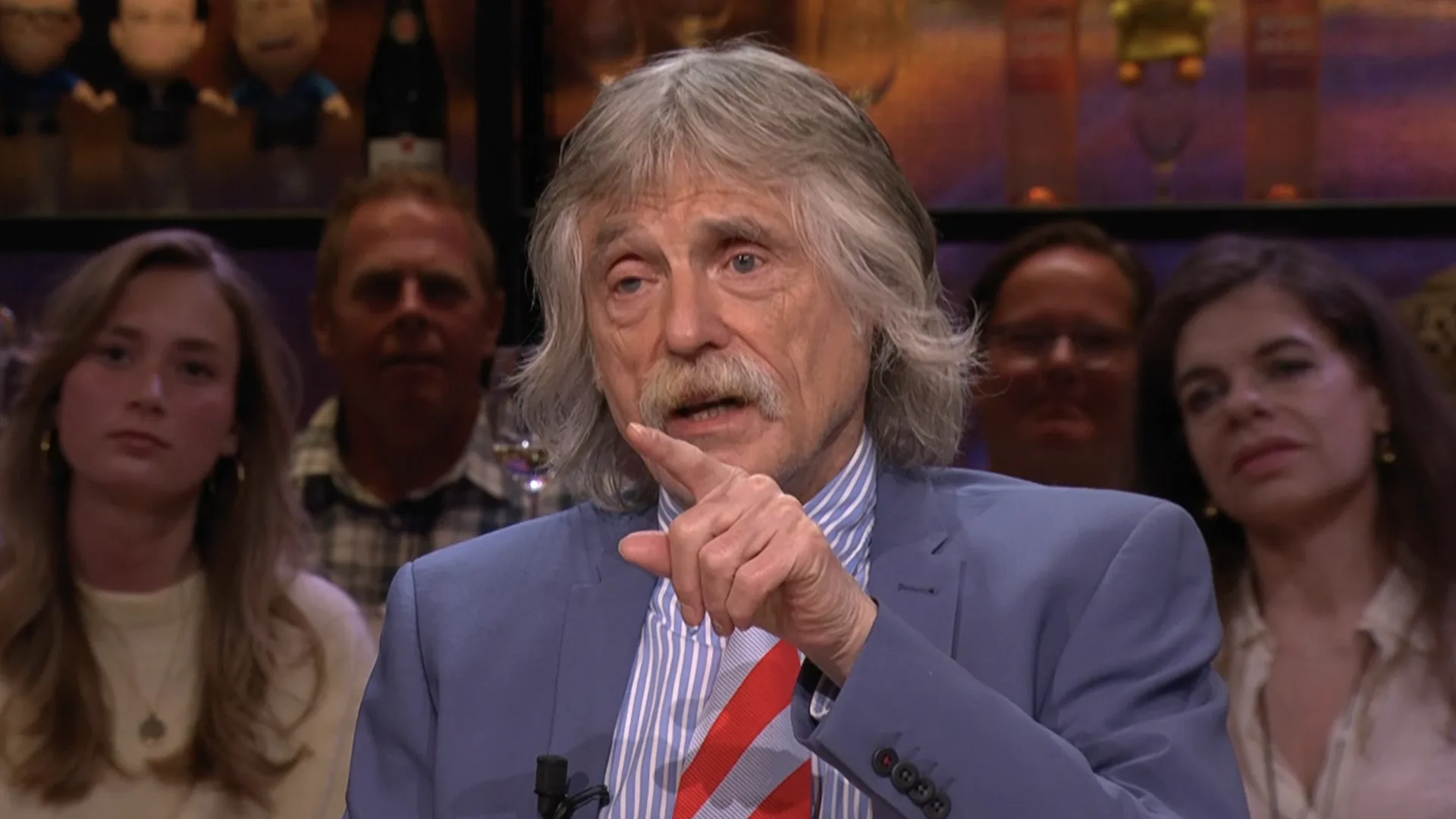 Johan: 'Ik stel voor om die mevrouw principieel van de buis te halen'