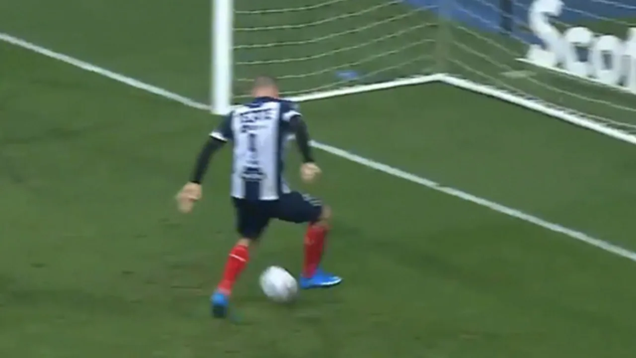 VIDEO: HOE DAN?! Vincent Janssen mist van dichtbij voor leeg doel