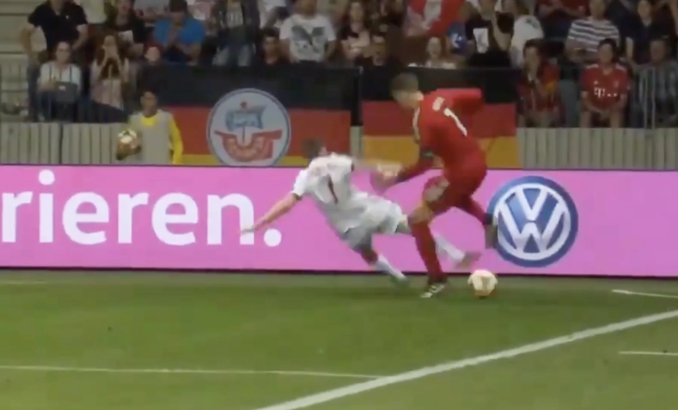 Neuer stuurt speler het bos in met heerlijke kapbeweging