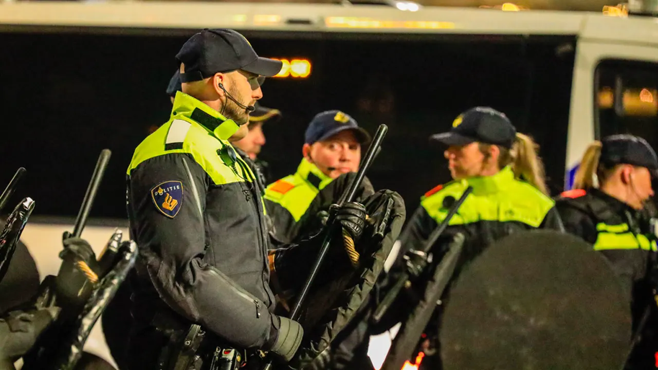 Straffen tot zes maanden cel voor vijf verdachten na geweld rond Ajax - Maccabi