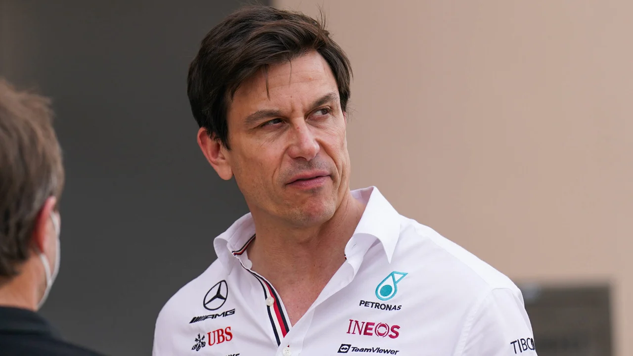 Toto Wolff woedend op teambazen: 'Ze proberen te manipuleren'