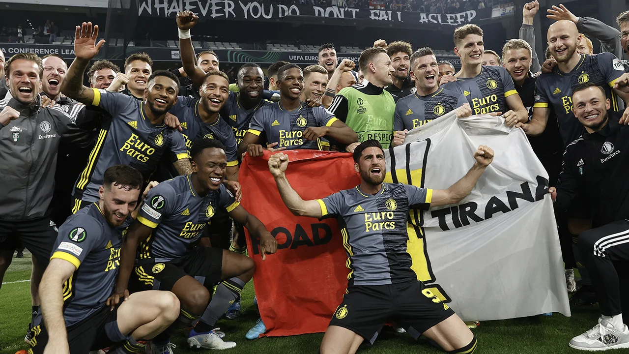 Feyenoord laat boodschap achter in brandschone kleedkamer Marseille: 'Je m'appelle croissant'