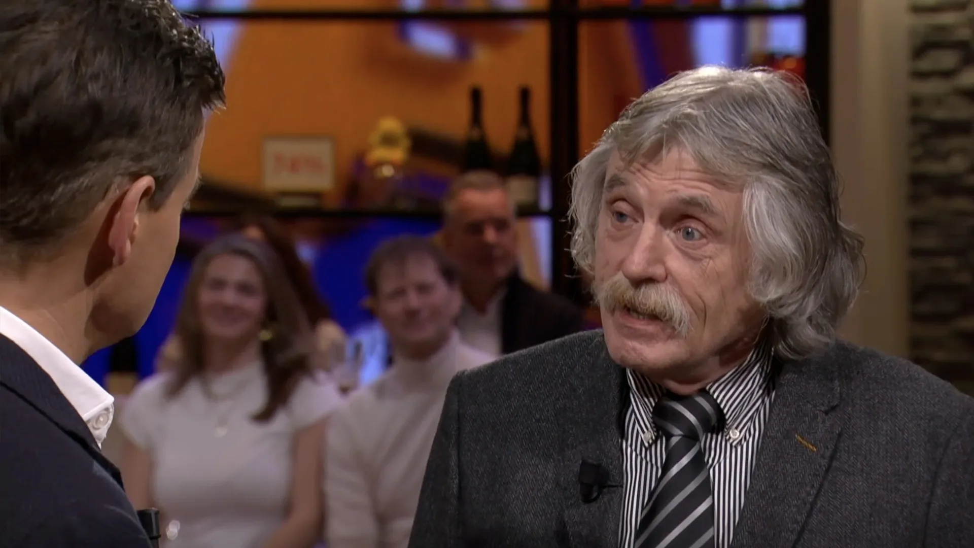 Johan Derksen confronteert Wilfred Genee: 'Doe eens wat terug, lul!'