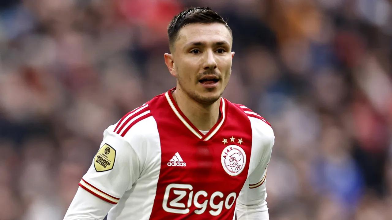 Ajax geeft Berghuis boete na slaan van fan bij spelersbus