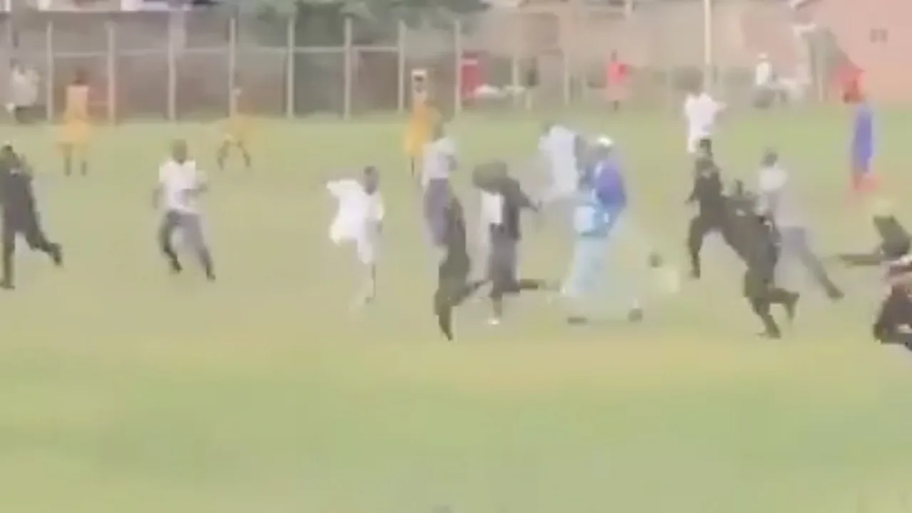 VIDEO: Scheids in Ghana moet rennen voor zijn leven na geven van strafschop