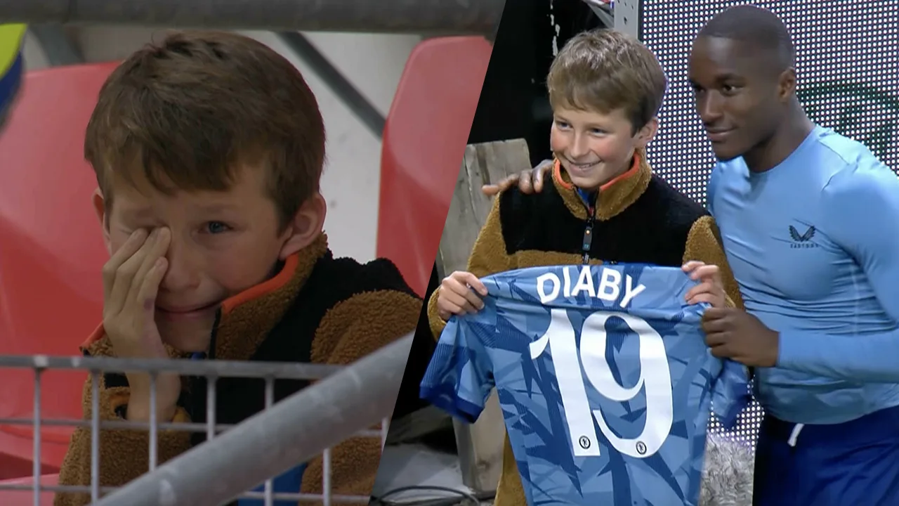 Prachtige beelden: Aston Villa-speler verrast huilende jonge fan na duel tegen AZ