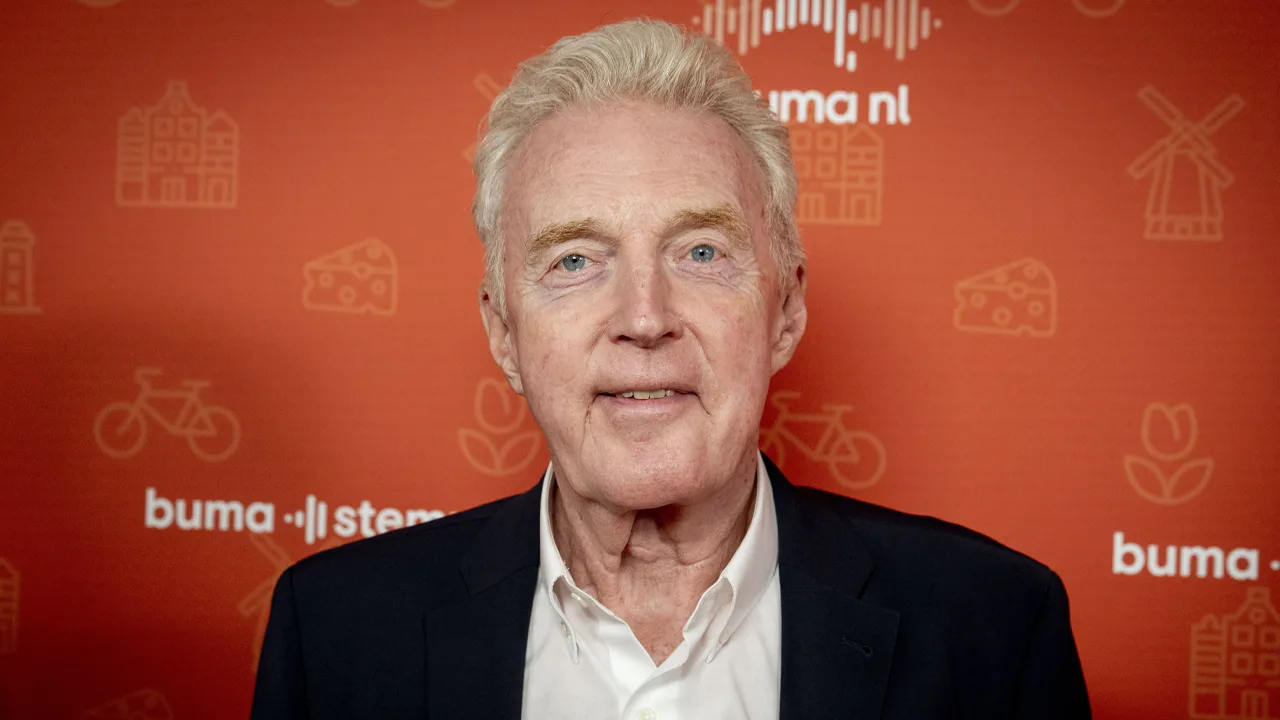 André van Duin neemt oeuvreprijs in ontvangst bij Buma NL Awards