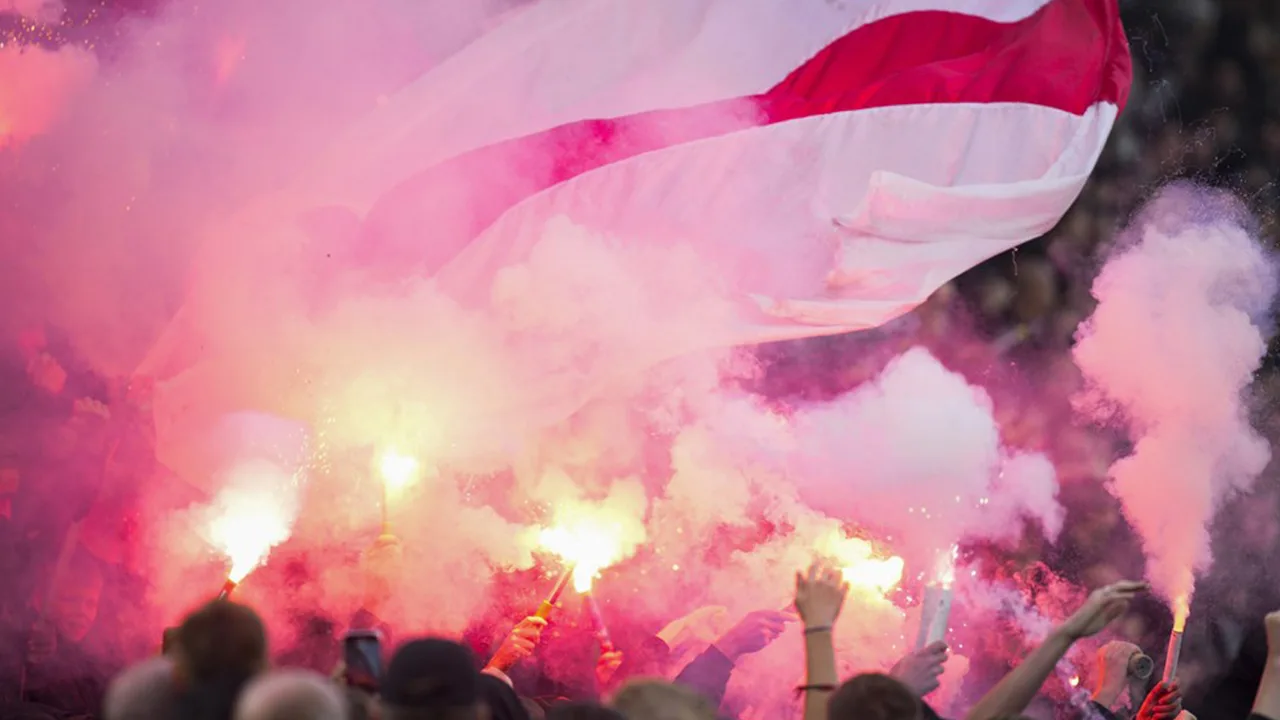 Volle sfeertribunes bij laatste Ajax-training voor De Klassieker