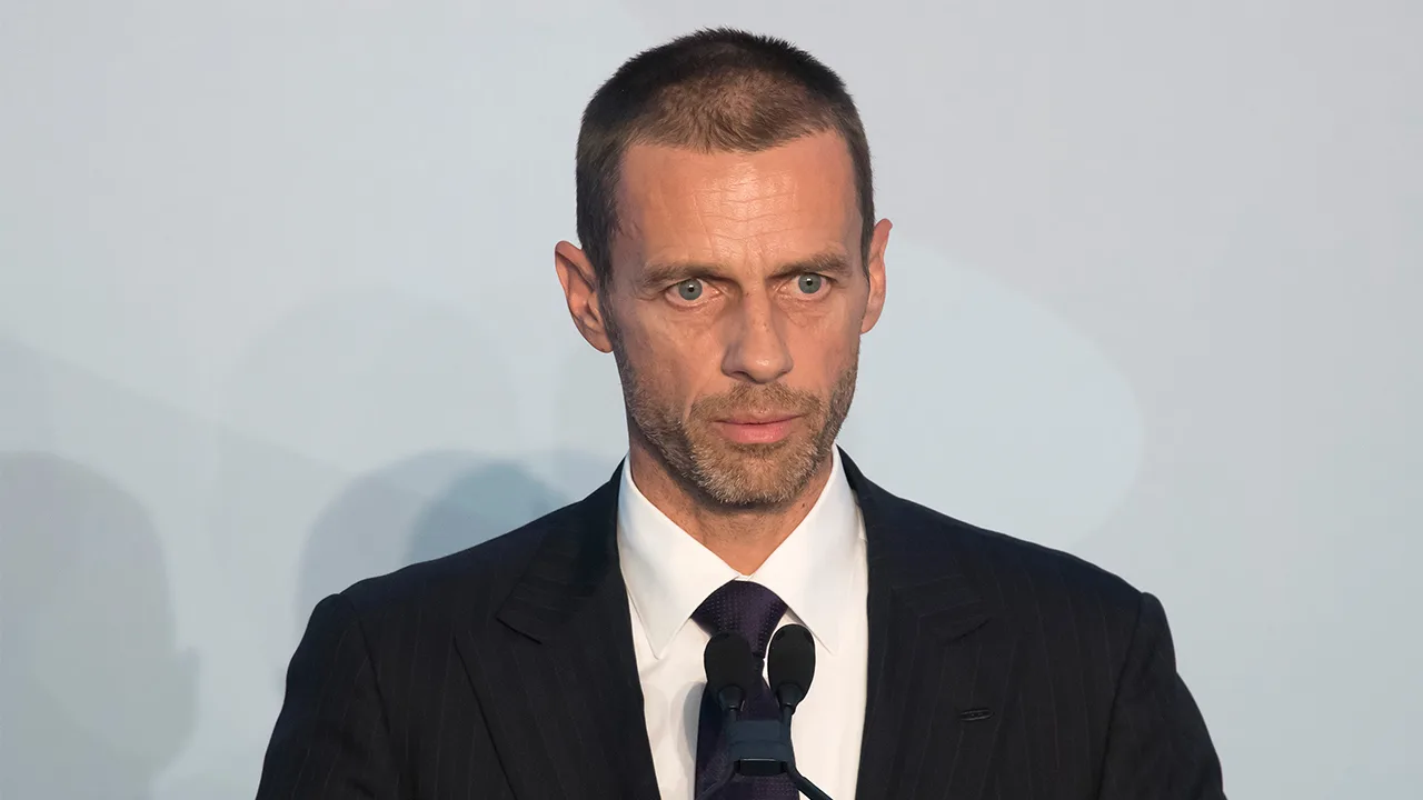 UEFA-voorzitter haalt uit naar VAR: ‘Heb je een grote neus, sta je buitenspel’