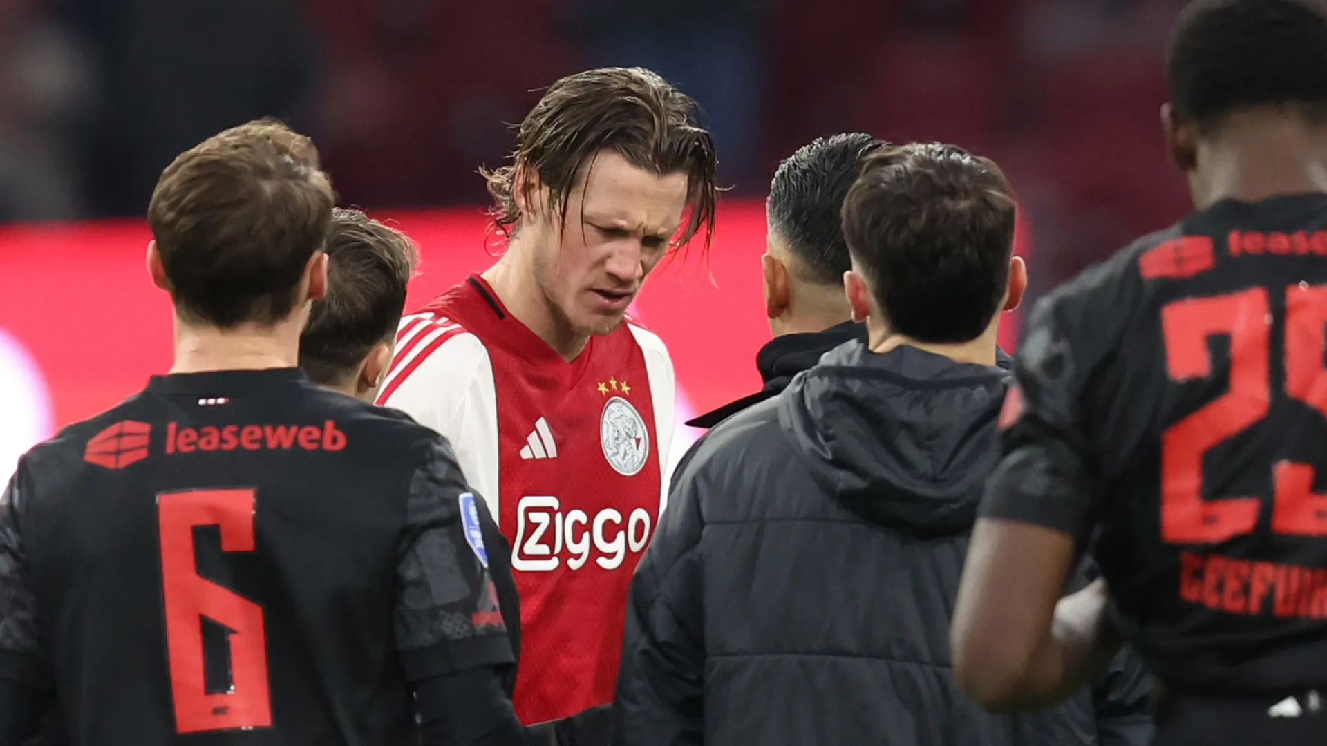 Stevige kritiek op Weghorst: 'Een rode kaart en vijf wedstrijden schorsing, klaar!'