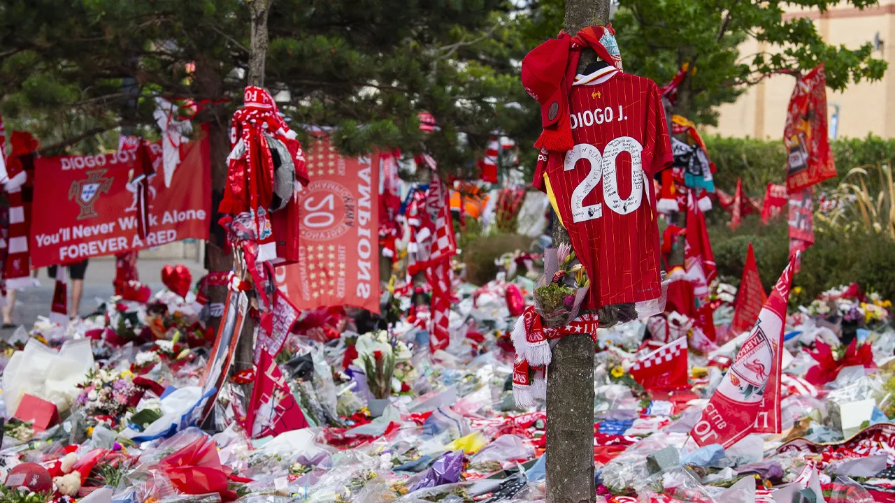 Liverpool staat bij eerste oefenwedstrijd stil bij overlijden van Diogo Jota en André Silva
