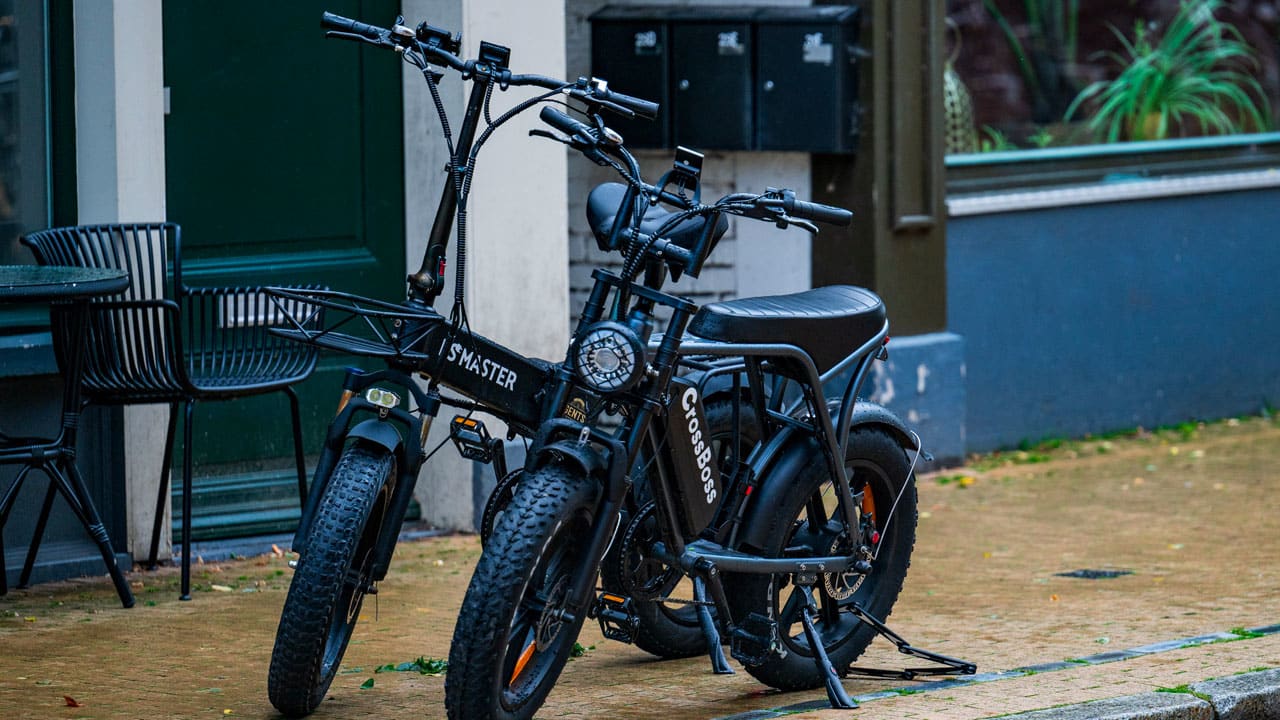 Kamer blijft bij leeftijdsgrens en helmplicht voor fatbikes, ondanks twijfel minister