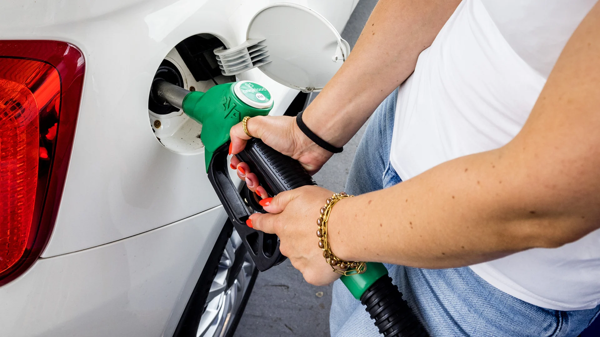 Tanken wordt weer duurder: brandstofprijzen op hoogste niveau sinds 2023