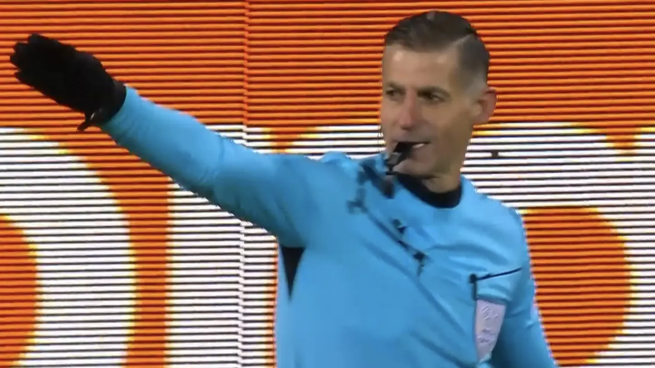 VAR-moment: Ajax ontsnapt aan strafschop tegen en rode kaart voor Sosa