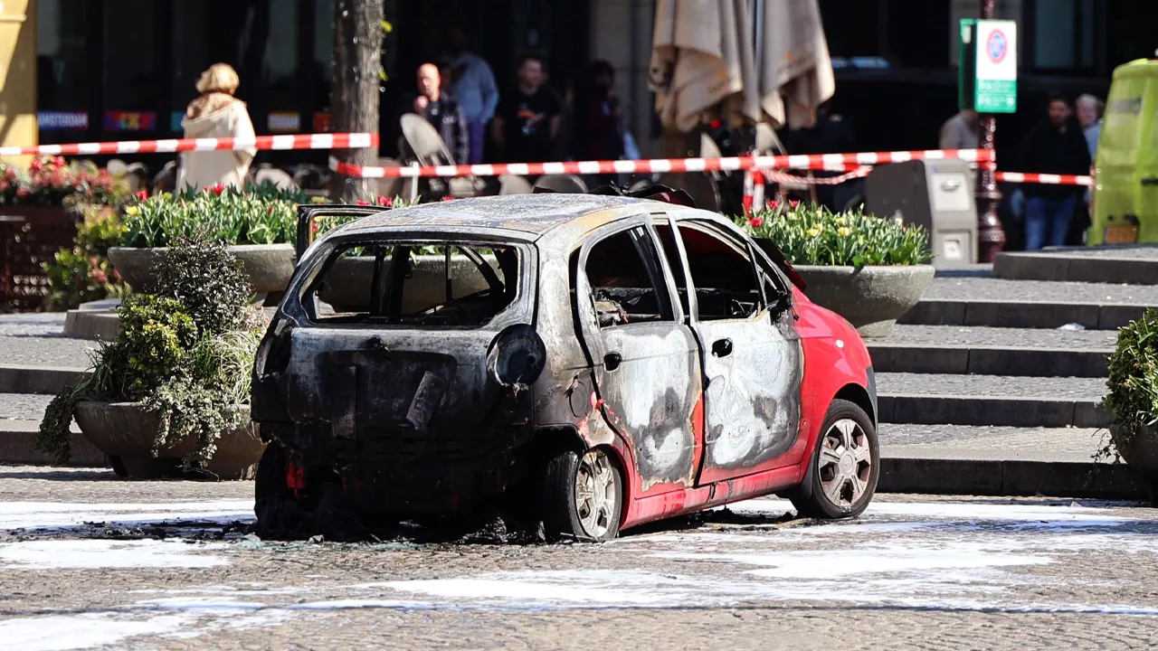 Brand in auto op de Dam volgde na ontploffing, geen omstanders gewond