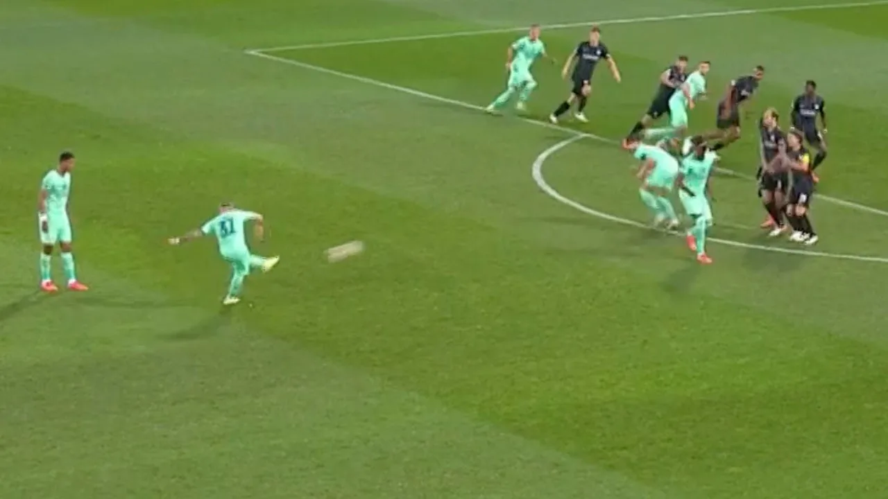 KANS: Max schiet vrije trap hard op de vuisten van Siebenhandl