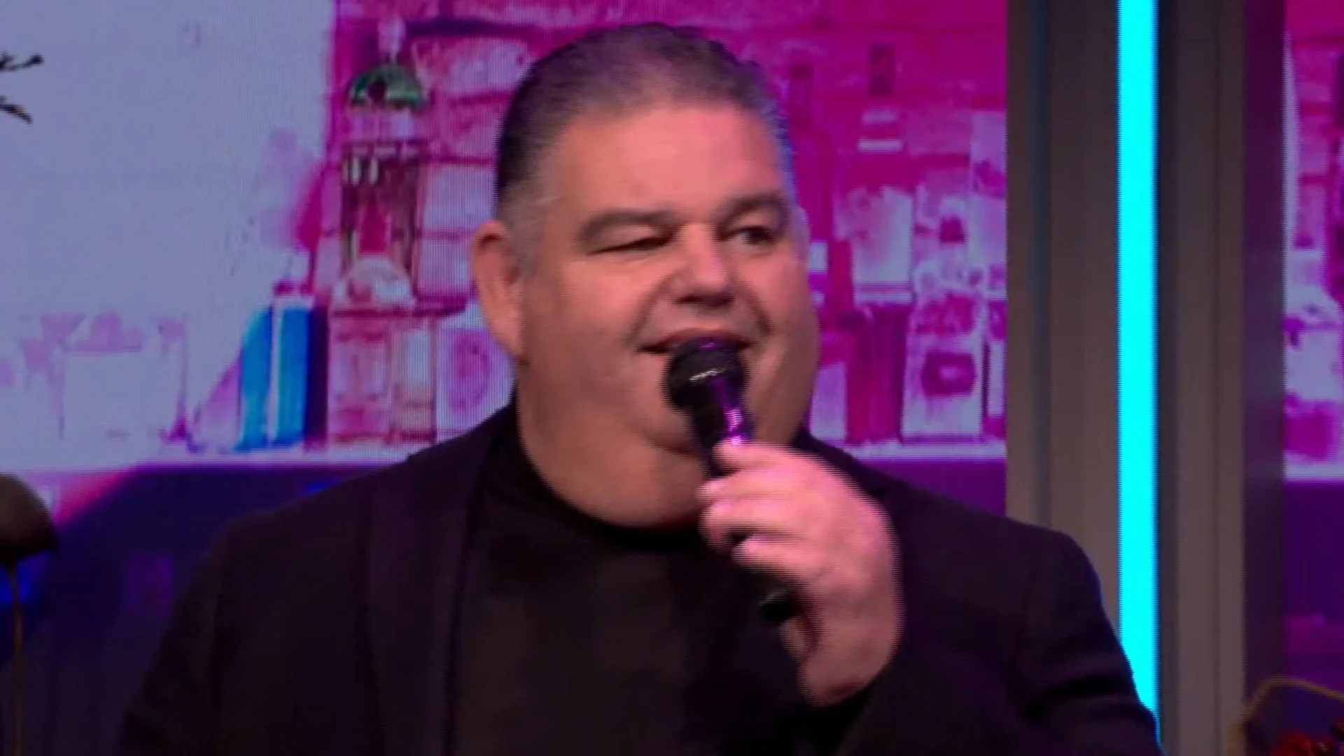 Django Wagner zingt 'Mooie Blauwe Ogen' in de commercialbreak van De Oranjewinter