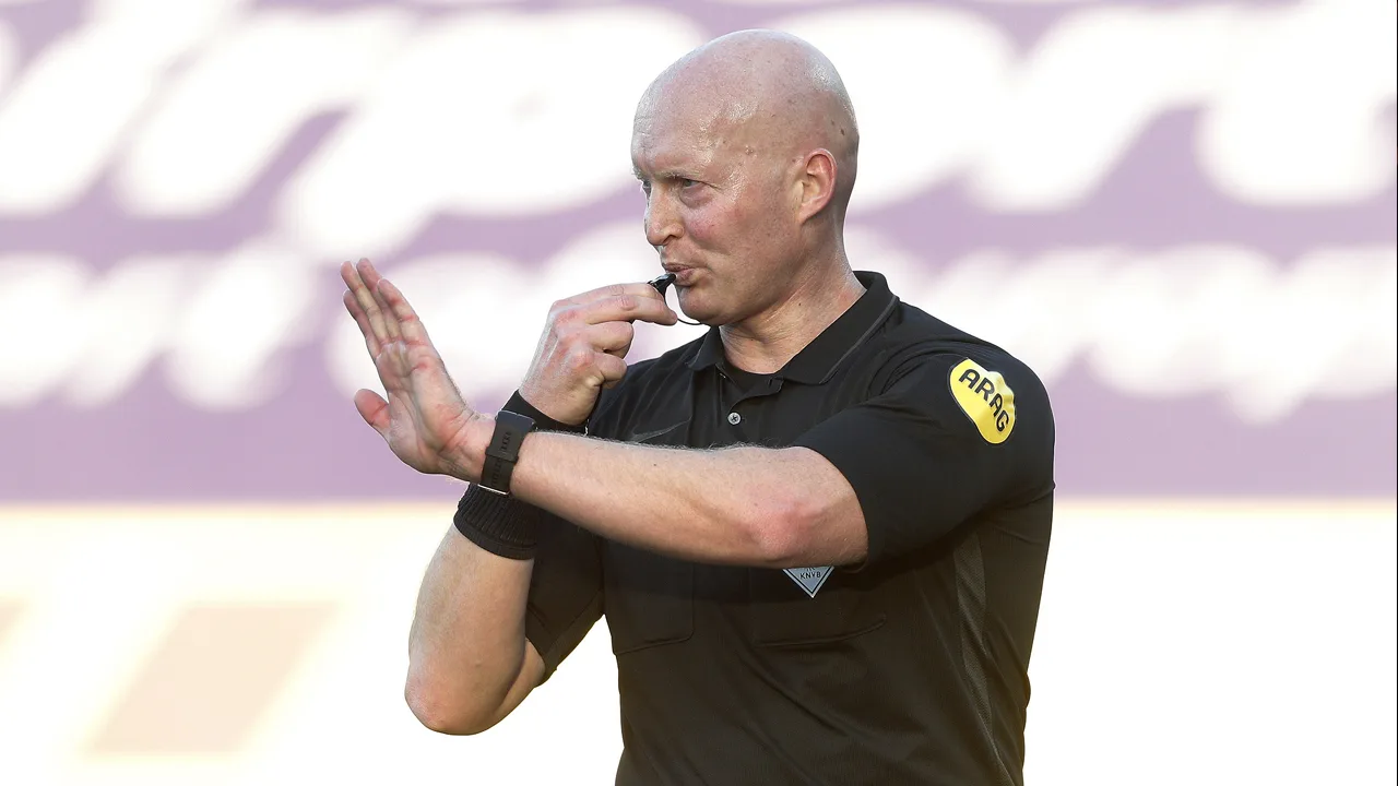 Siemen Mulder stopt noodgedwongen als scheidsrechter in het betaald voetbal