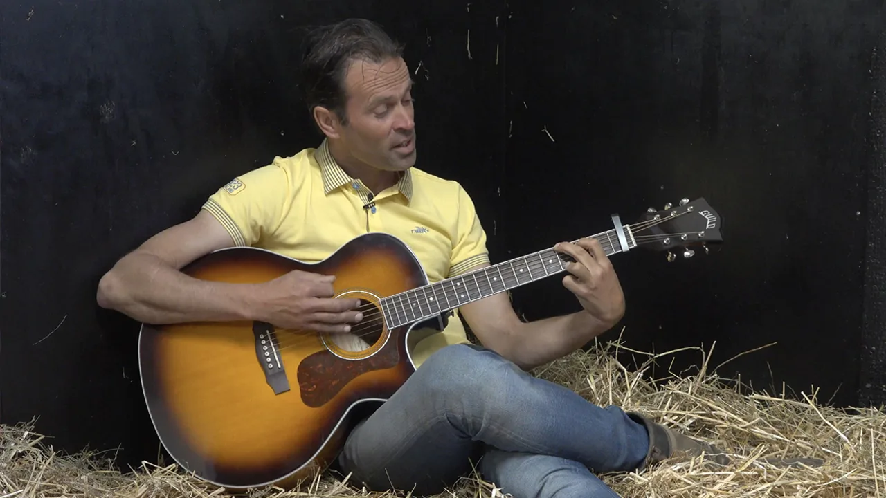 CLASSIC: Scheidsrechter Bas Nijhuis speelt en zingt 'Roller Coaster'