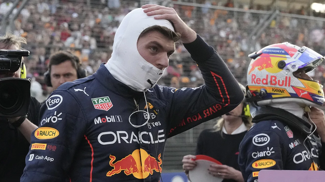 Pijnlijk voor Verstappen: Nederlander valt in tweede positie uit in Australië