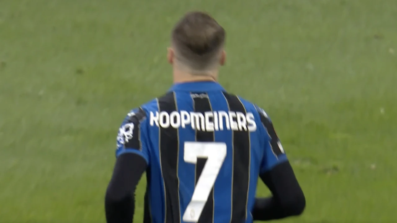 KANS: Koopmeiners raakt de paal namens Atalanta