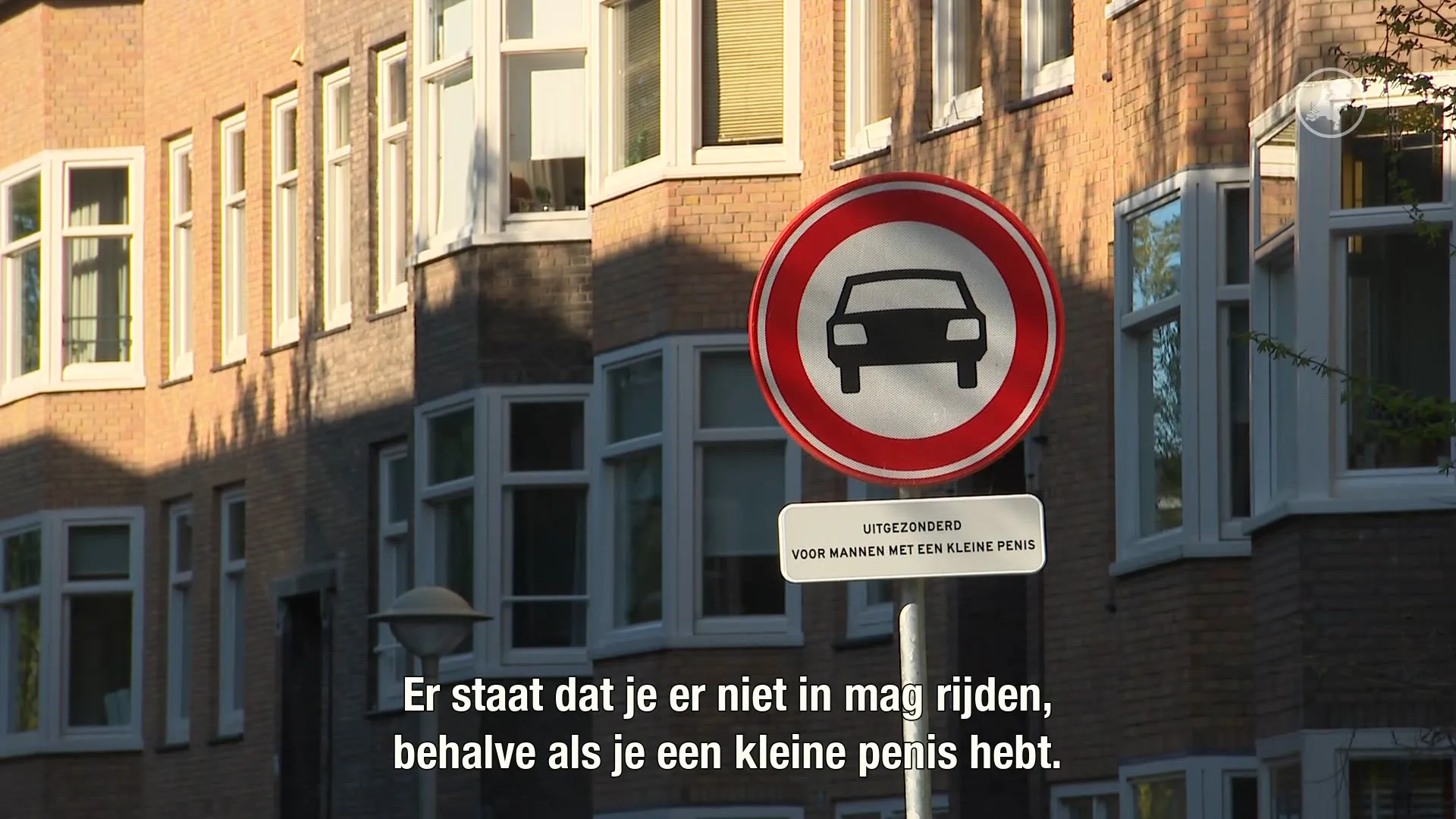 Bizar bord in straat: alleen voor mannen met kleine penis