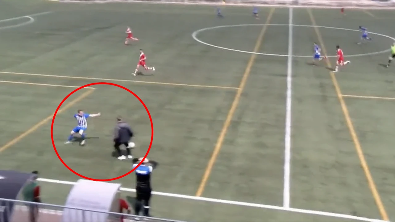 NOOIT eerder vertoond! Trainer stopt counter in slotfase en redt punt