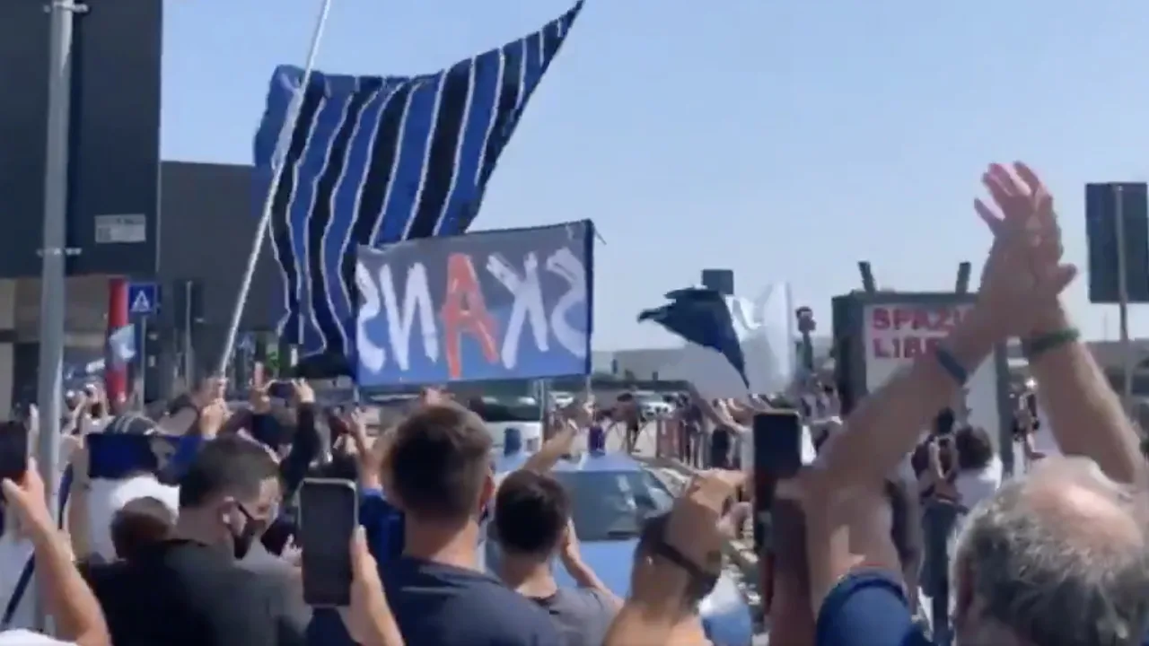 Heldenontvangst voor Atalanta-spelers bij aankomst in Bergamo