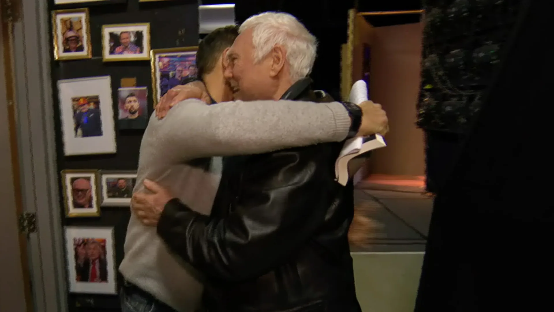 Cesar Zuiderwijk omhelst Wilfred Genee In de Wandelgangen: ‘Het was hartstikke leuk!’