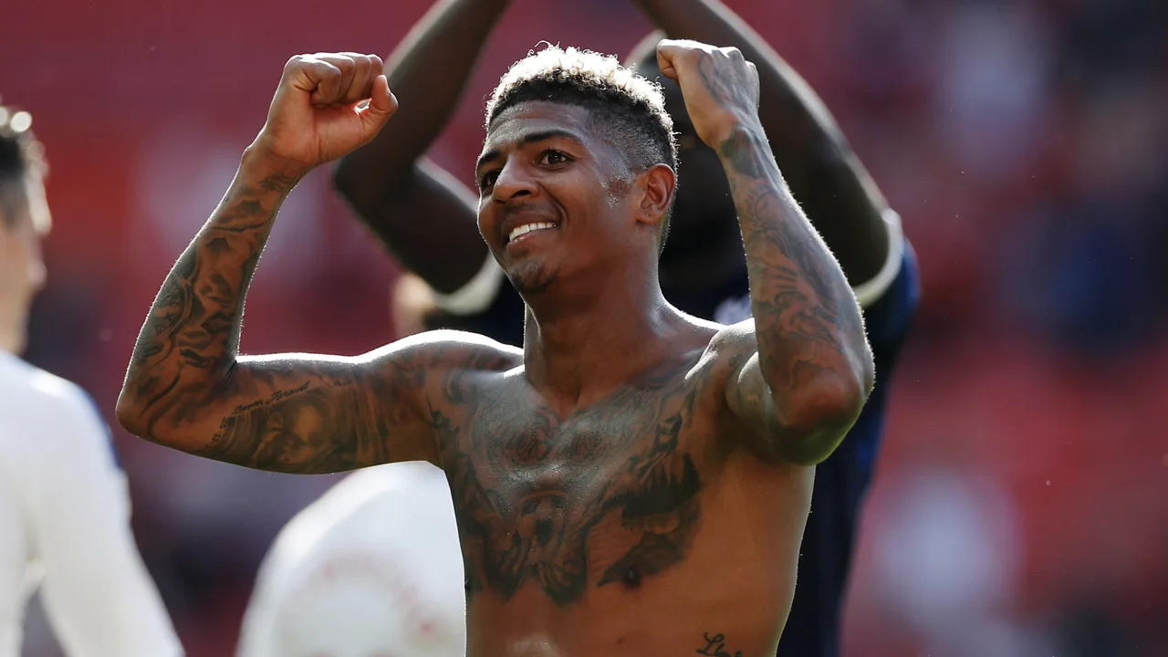 Van Aanholt schiet Palace naar zege op United