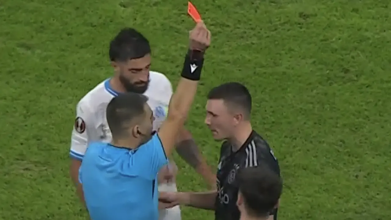 ROOD: Berghuis krijgt na ingrijpen VAR directe rode kaart en kan vertrekken