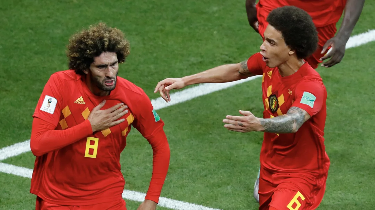 'Witsel en Fellaini behoeden Standard van degradatie naar vierde klasse'