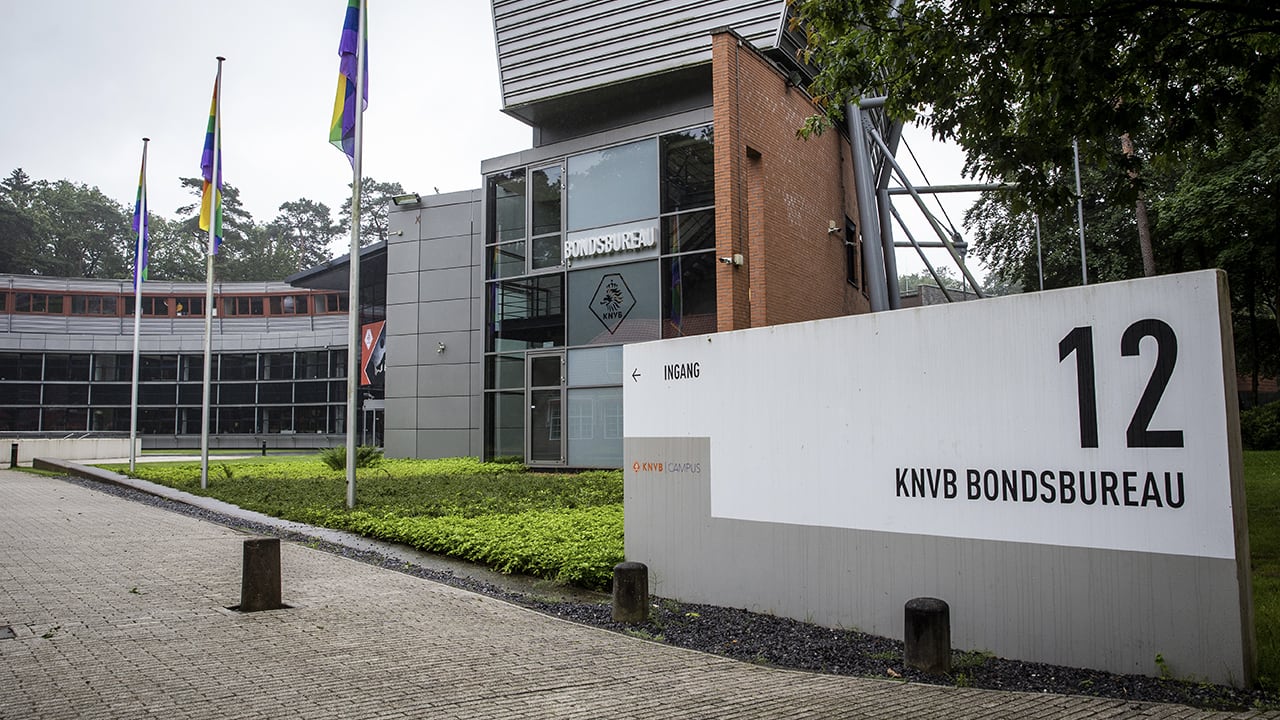 Zes Eredivisiespelers gokken illegaal; politie start onderzoek