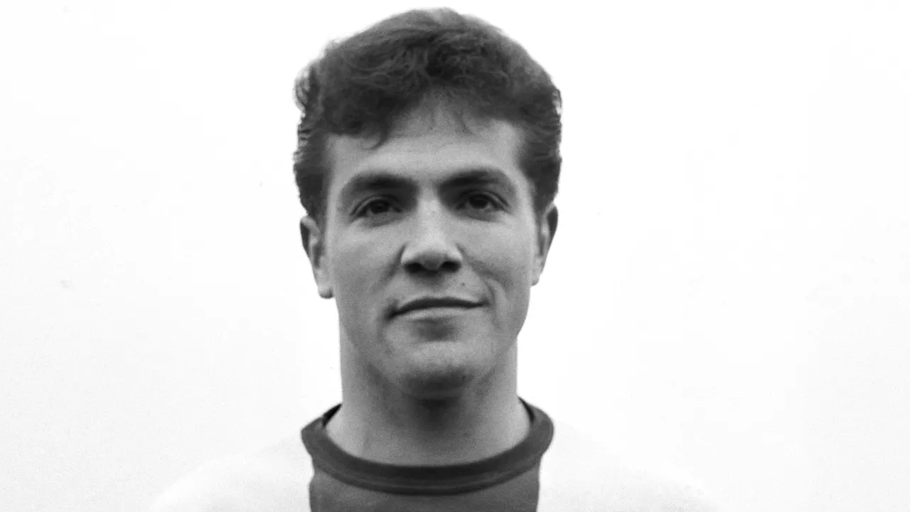 Ajax speelt met rouwbanden en houdt minuut stilte voor Bennie Muller