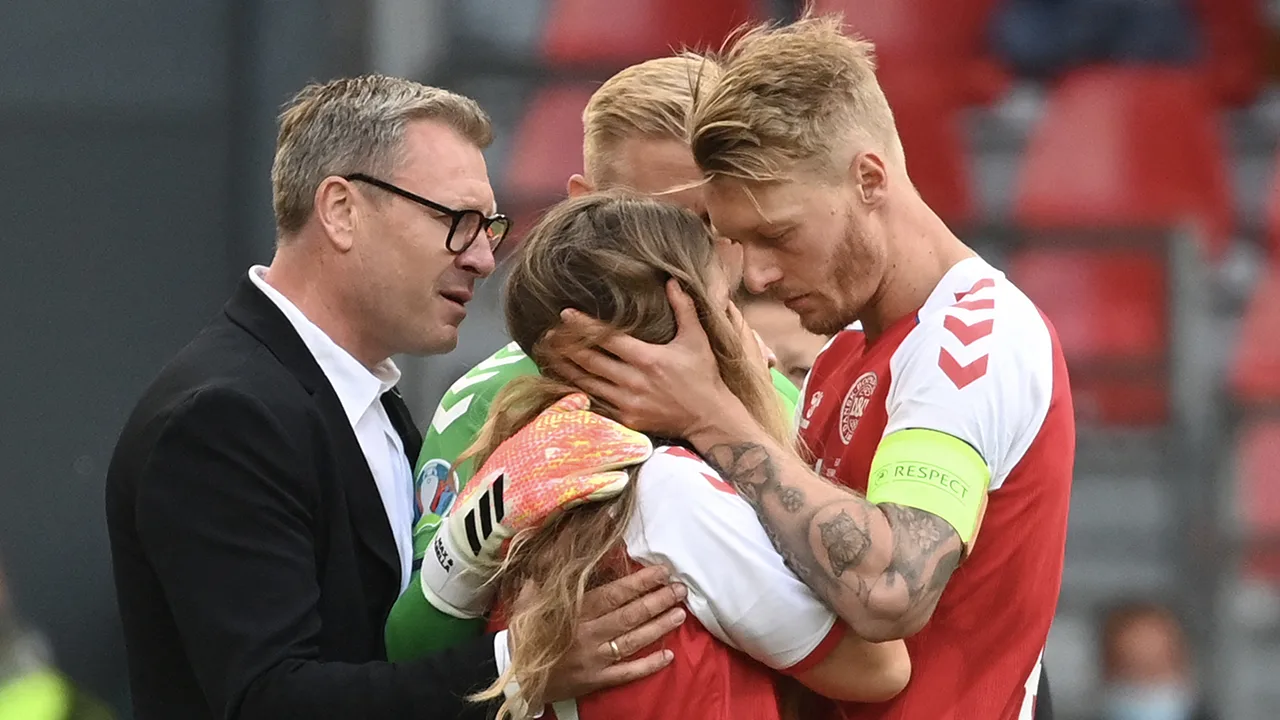 Kjaer was diep geraakt en kon niet verder spelen: 'Eriksen en hij zijn heel goede vrienden'