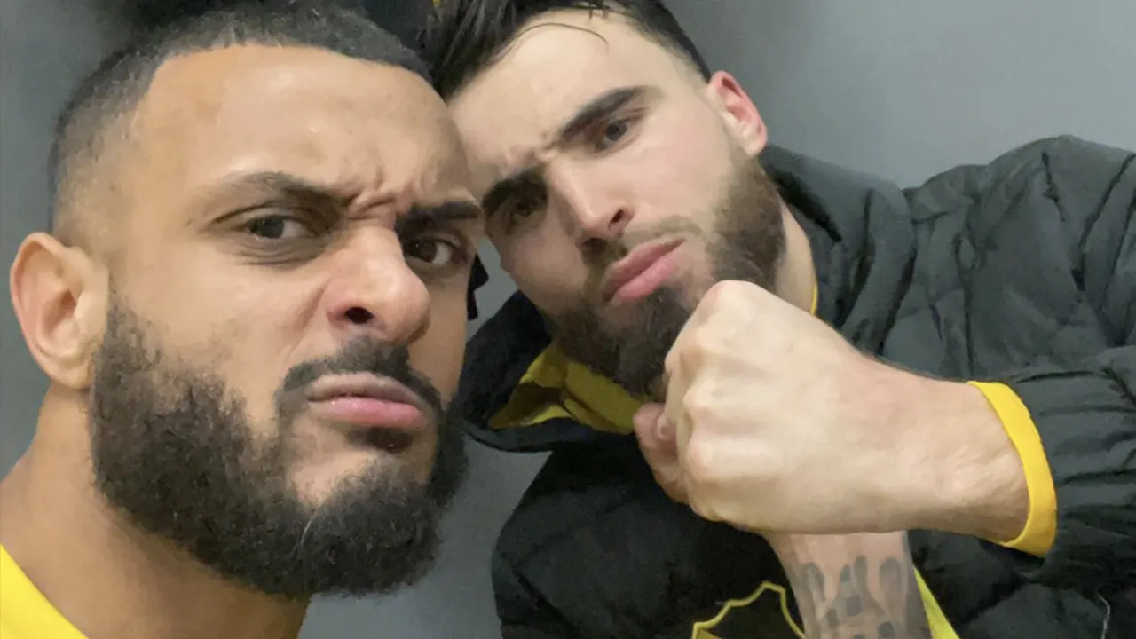 NAC-spelers steken de draak met ruziënde Tadic en Dumfries