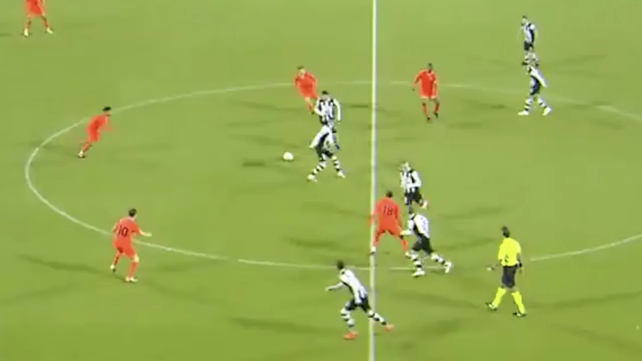 Heerlijk 'aftrapje' van Heracles: bal binnen twee seconden verspeeld