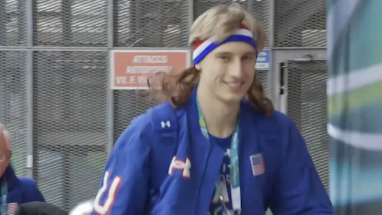 Jordan Stolz gespot met 'Jorrit Bergsma-mattie' voorafgaand aan de 500 meter