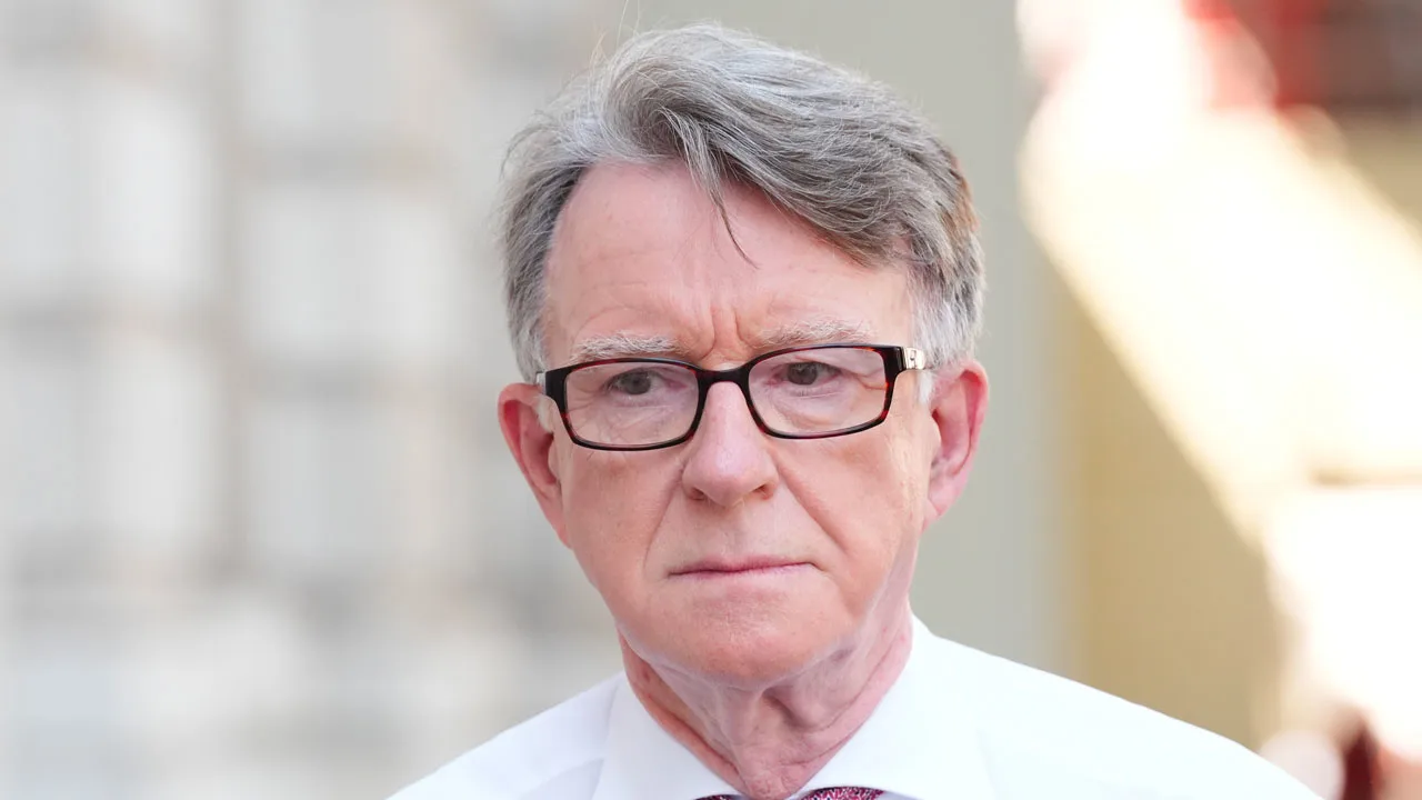 Omstreden Peter Mandelson vanwege Epstein-files meegenomen door Britse politie