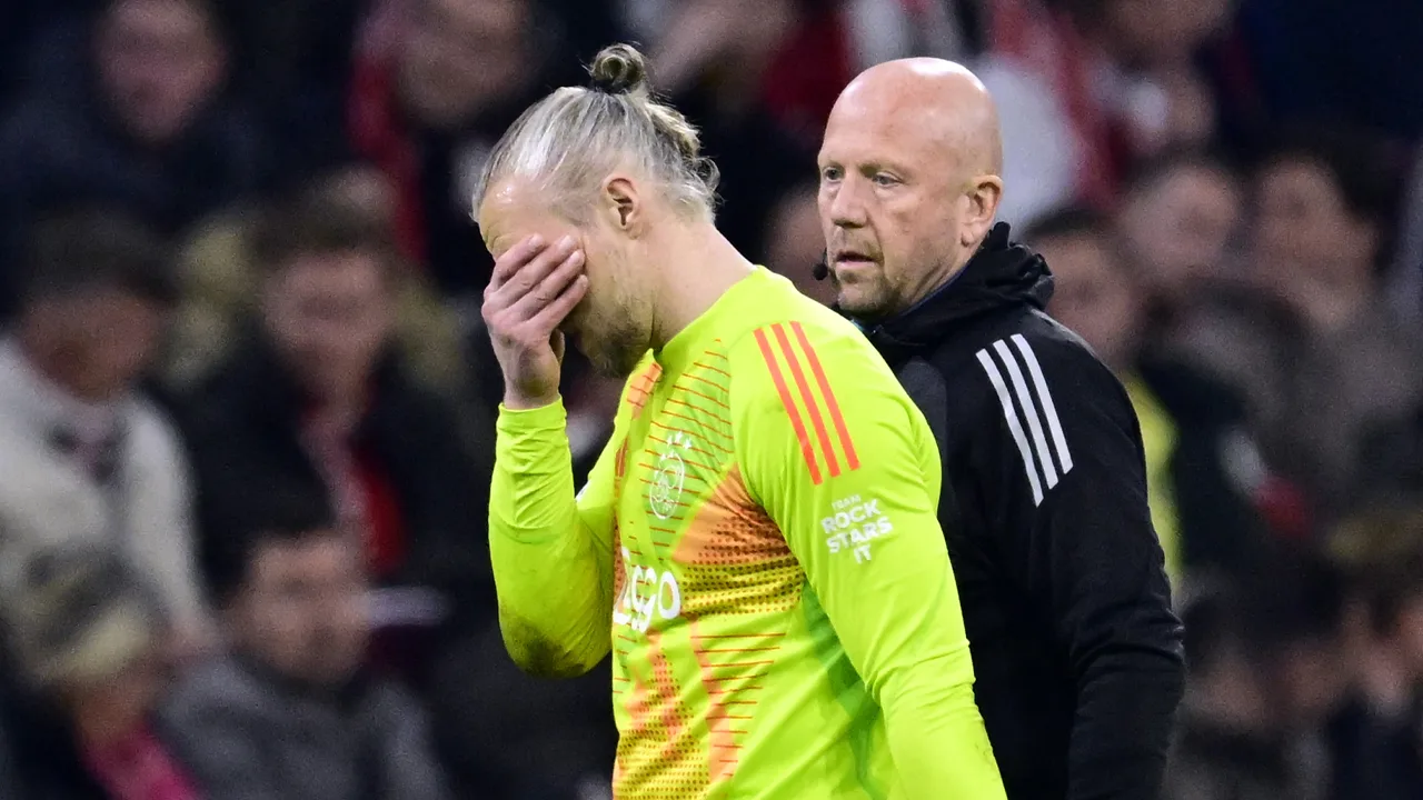 Farioli vreest dat hij doelman Pasveer even moet missen bij Ajax