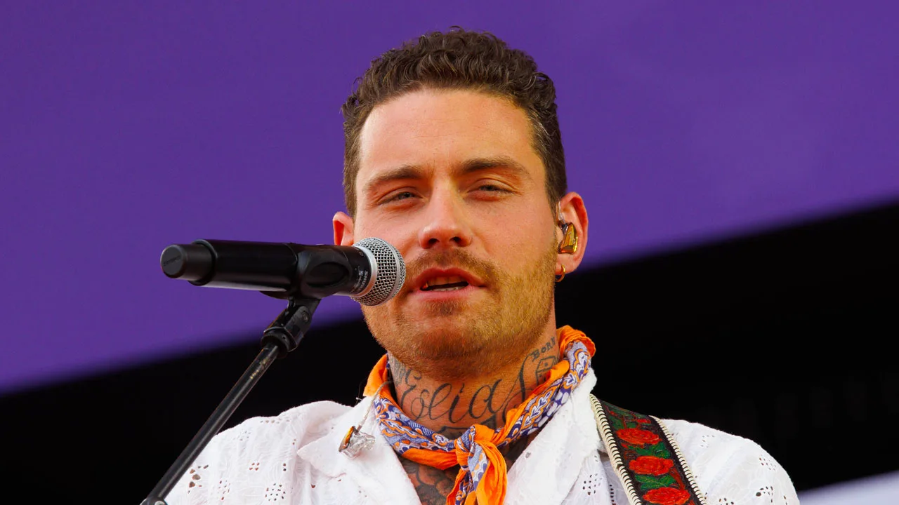  Douwe Bob verliest stem tijdens optreden en moet show staken