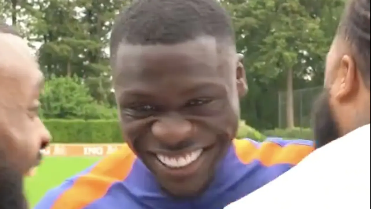 Broederliefde interviewt Brobbey: 'Ben je met je zak leeg gekomen of vol?'