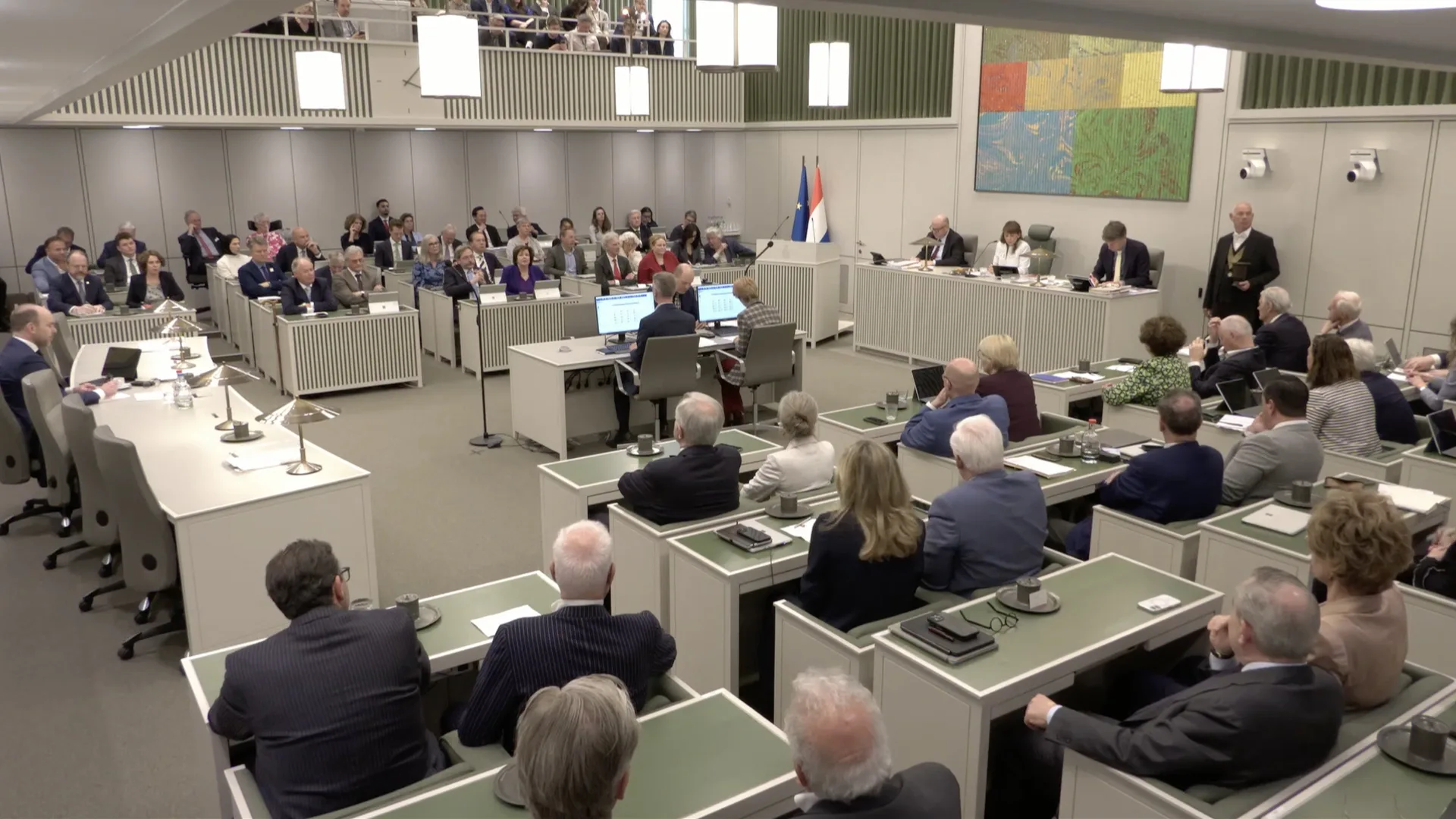 Eerste Kamer verwerpt asielnoodmaatregelenwet, wel steun voor tweestatusstelsel