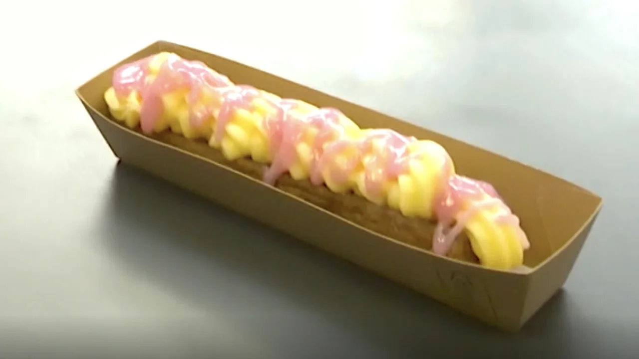 Na de crompouce is er nu ook de frikanpouce: een frikandel met banketbakkersroom en glazuur