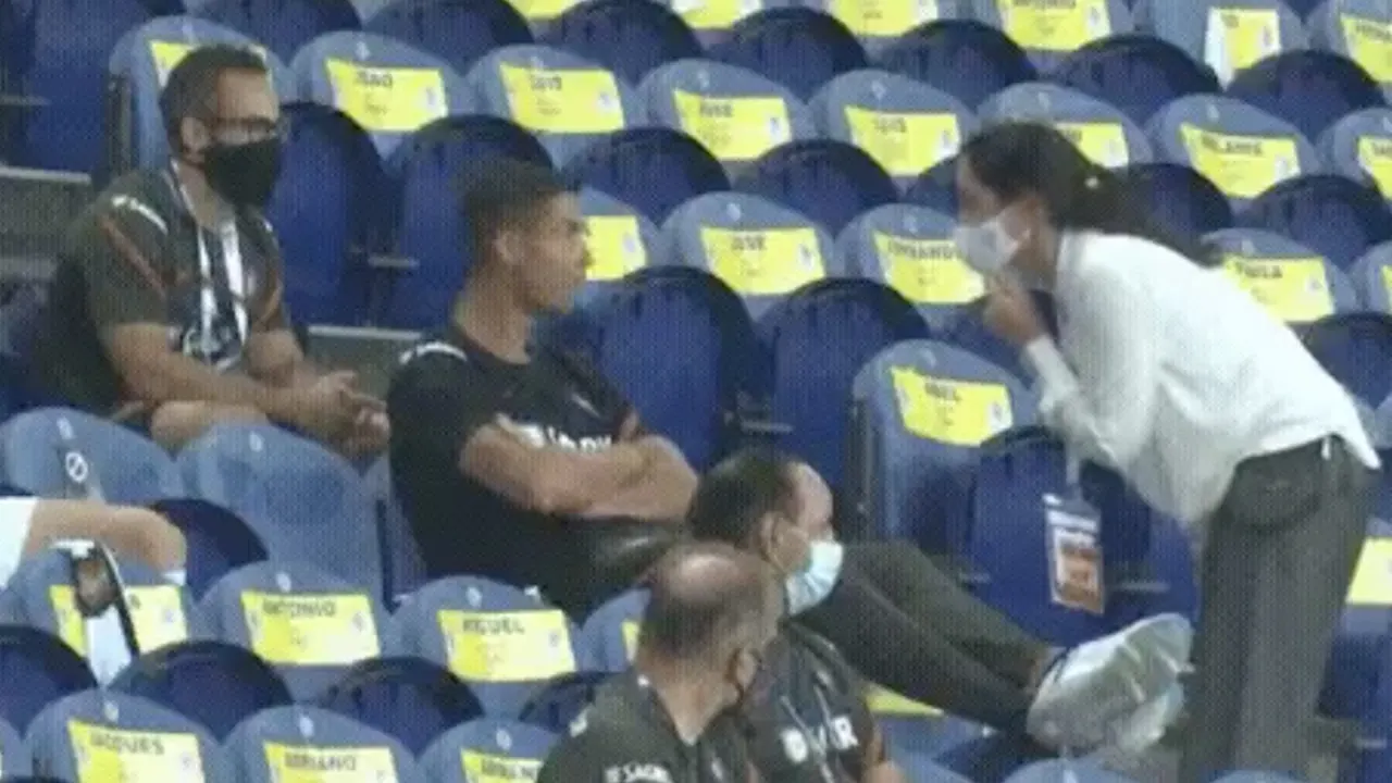 LOL! Ronaldo wordt op de vingers getikt vanwege niet dragen mondkapje