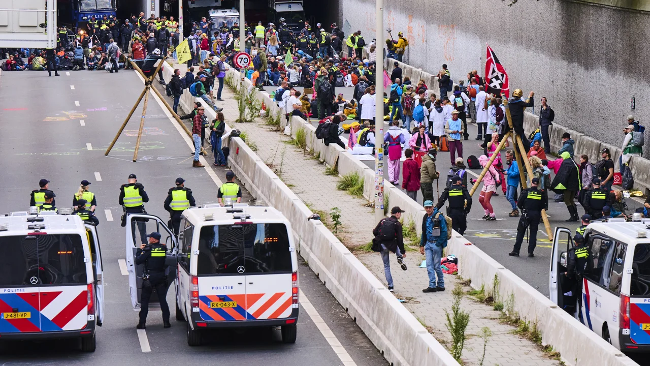 Extinction Rebellion kondigt blokkade A44 aan op dag voor NAVO-top