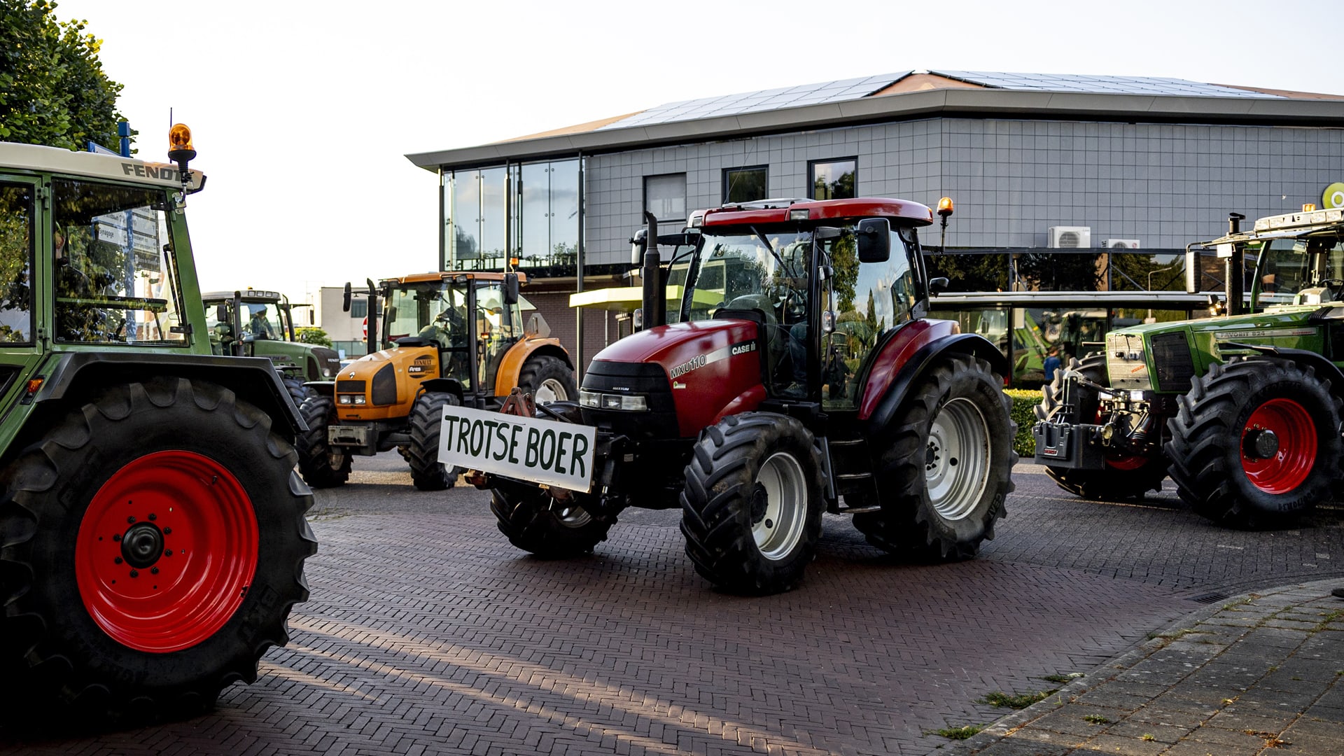 150 bezorgde boeren naar gemeentehuis Borculo met brandbrief tegen stikstofplannen