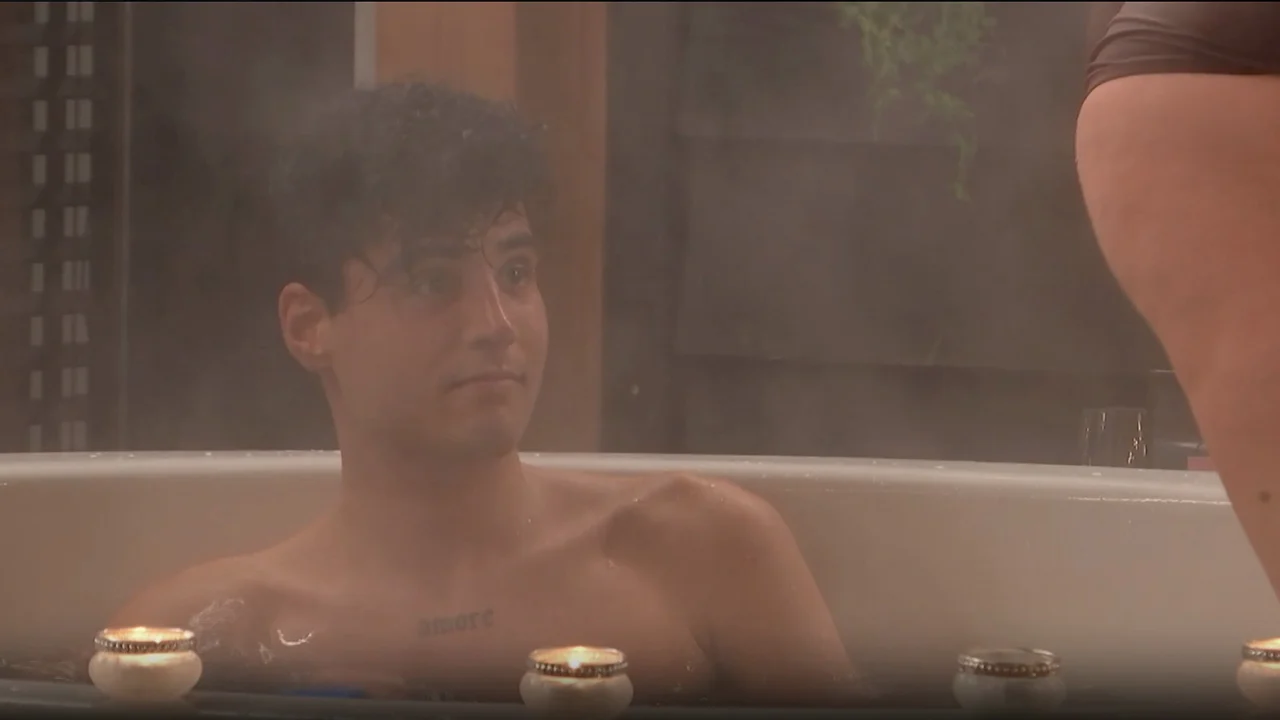 Lang Leve de Liefde-deelnemer kijkt z'n ogen uit in de hottub