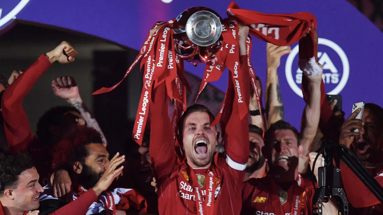 Spelers Liverpool houden eindelijk kampioensbeker omhoog