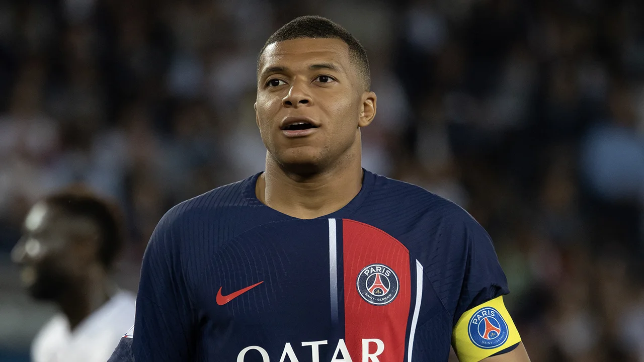 Kylian Mbappé rekent in één tweet af met Real Madrid-geruchten